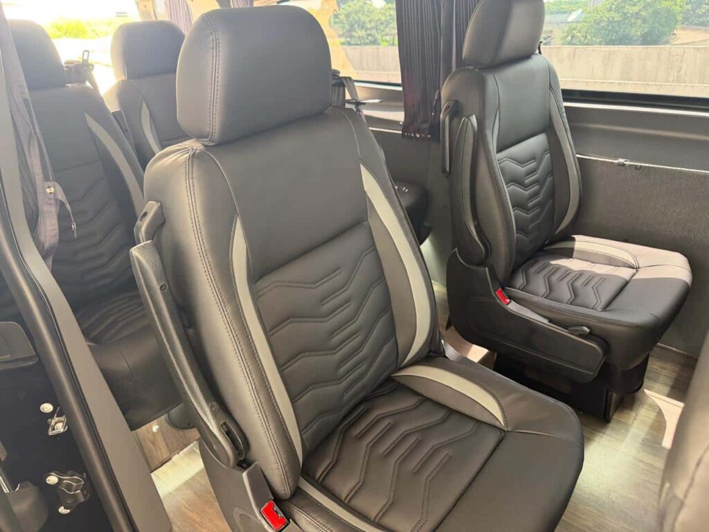 interior da mini-van blindada RJ